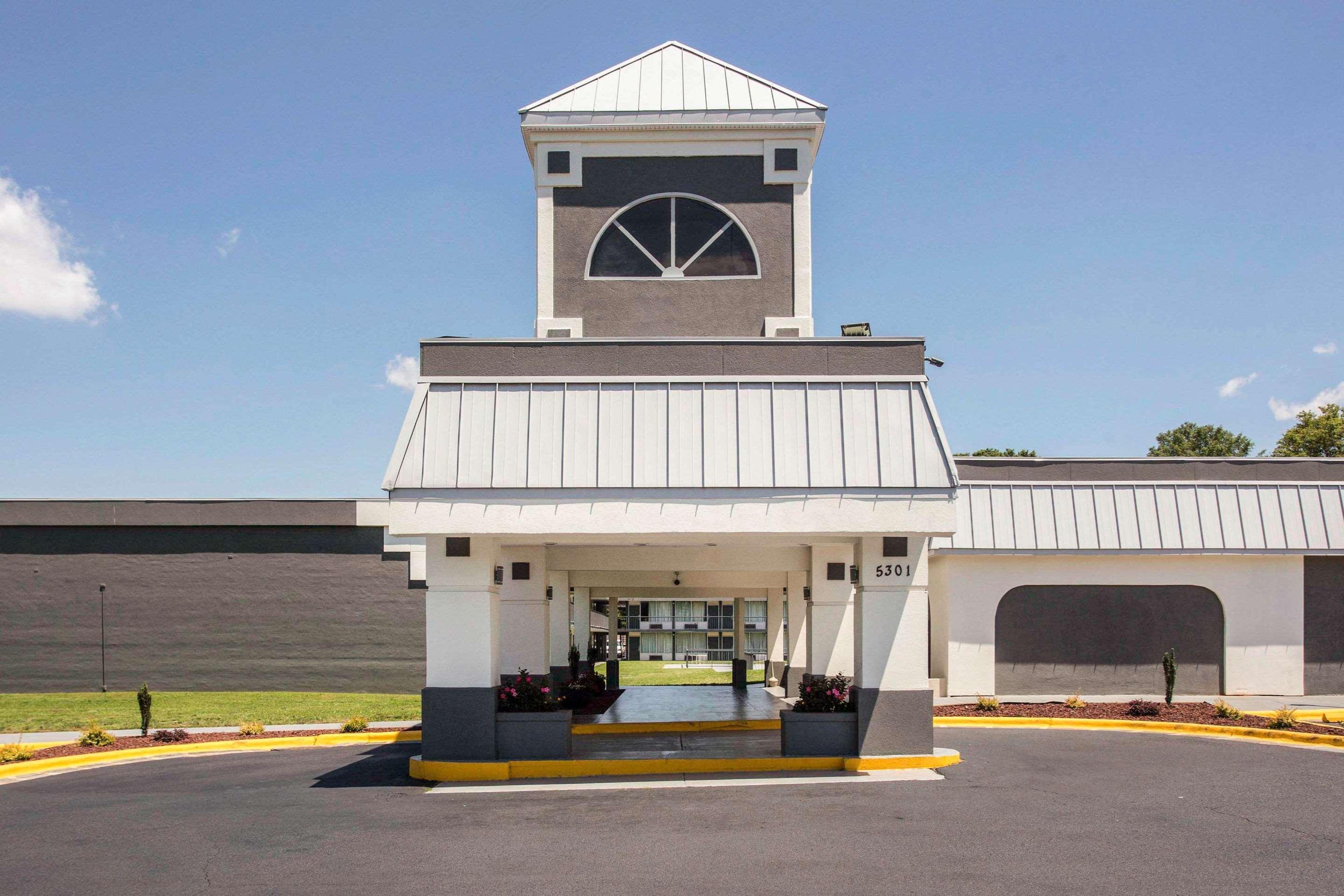 Quality Inn & Suites University Area Charlotte Exterior photo