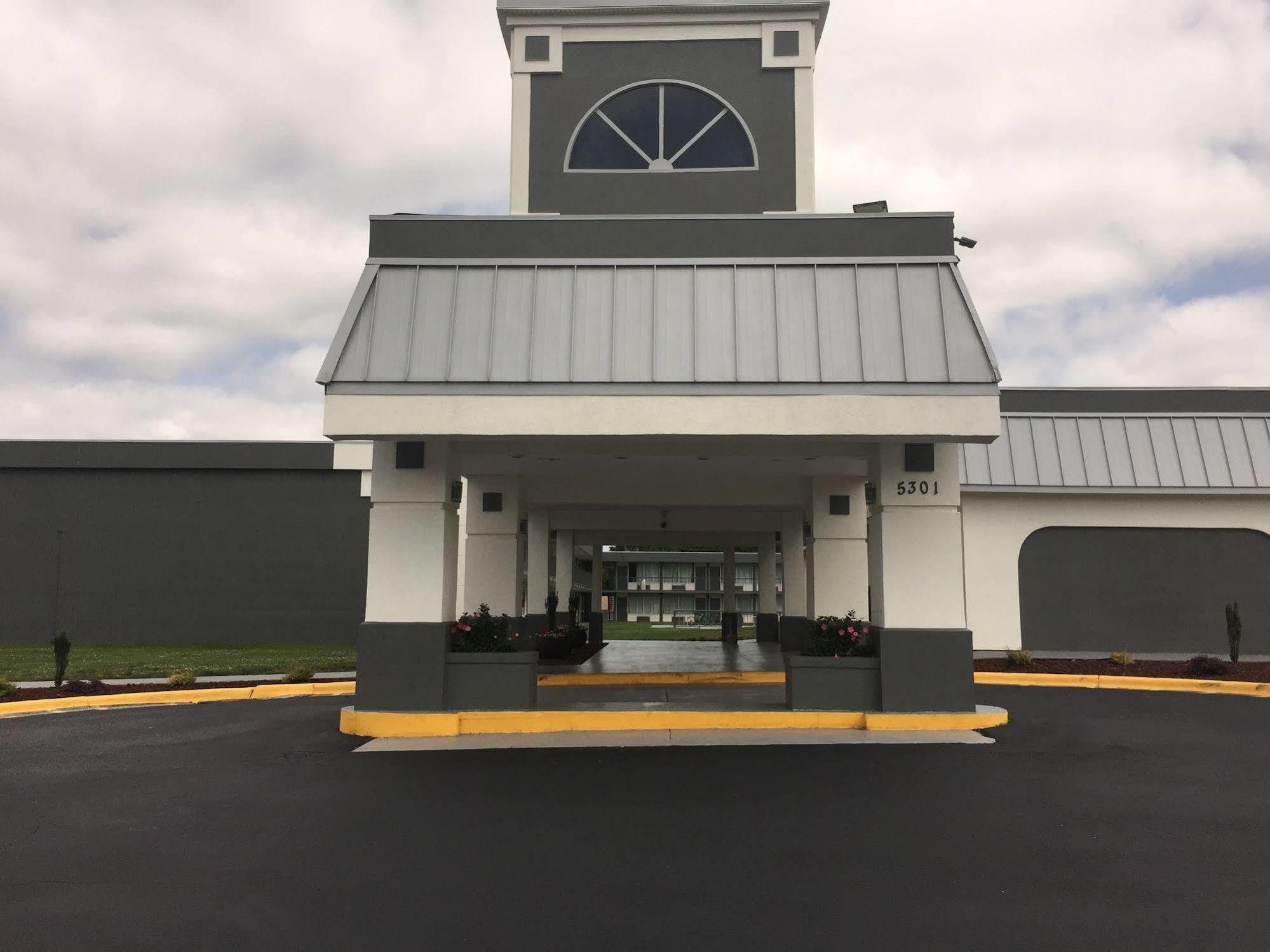 Quality Inn & Suites University Area Charlotte Exterior photo